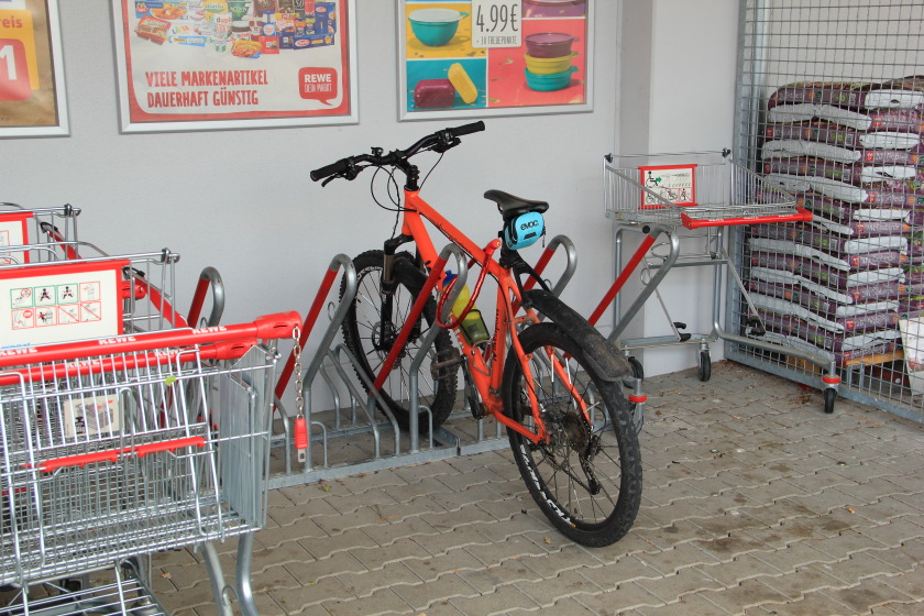 Fahrradständer am REWE in Gersheim